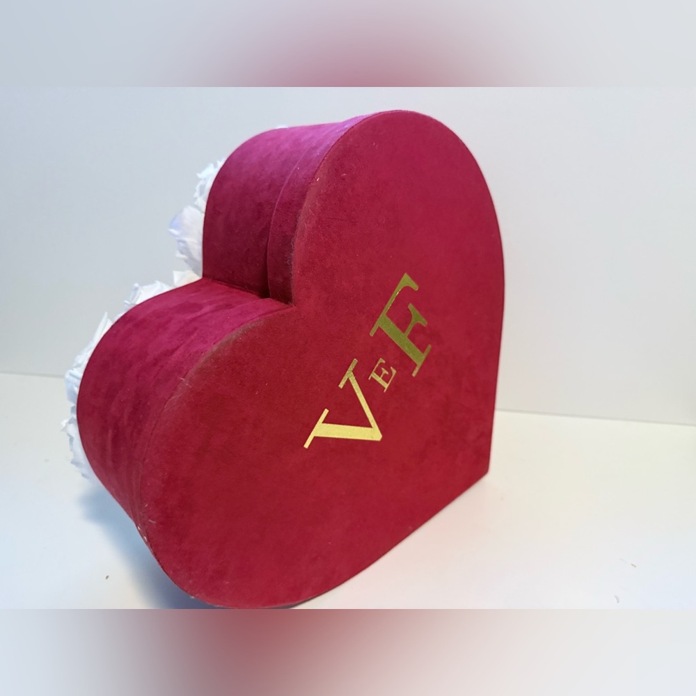 Venus Et Fleur Large Heart-Shaped Box with 36 Eternity White Roses - Picture 12 of 16